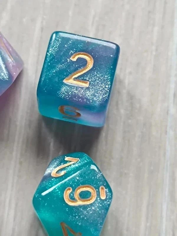 Set of 7 original iridescent blue purple polyhedral dice for activities – photo 4